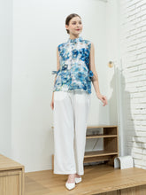 Load image into Gallery viewer, Ying Blouse - Blue Flower
