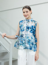 Load image into Gallery viewer, Ying Blouse - Blue Flower

