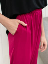 Load image into Gallery viewer, Perry 3/4 Pants - Fuschia
