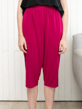 Load image into Gallery viewer, Perry 3/4 Pants - Fuschia
